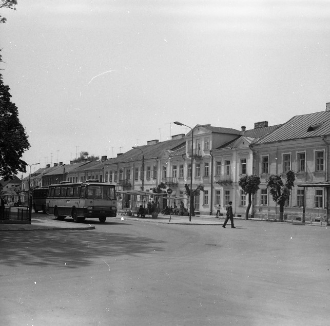 Przystanek autobusowy w Suwałkach przy ul. Hamerszmita, w tle nieruchomość, w której w okresie międzywojennym mieszkała rodzina Cz. Miłosza, lata 70. XX w., fot. T. Smagacz.