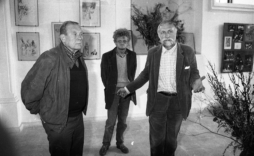 Cz. Miłosz i A. Strumiłło (pierwszy od prawej) podczas wystawy w synagodze w Sejnach, fot. R. Łysionek, wrzesień 1989 r.