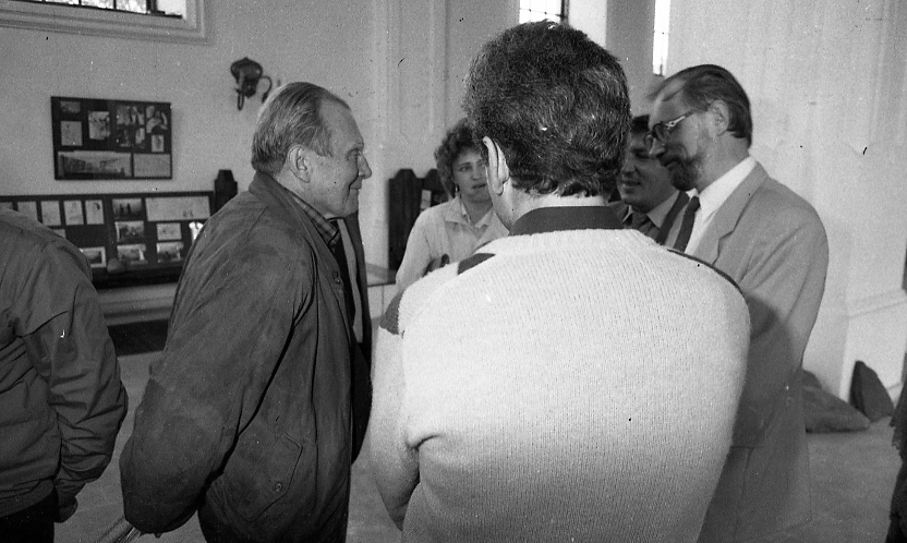 Cz. Miłosz w czasie wizyty w sejneńskiej synagodze, wrzesień 1989 r., fot. R. Łysionek.