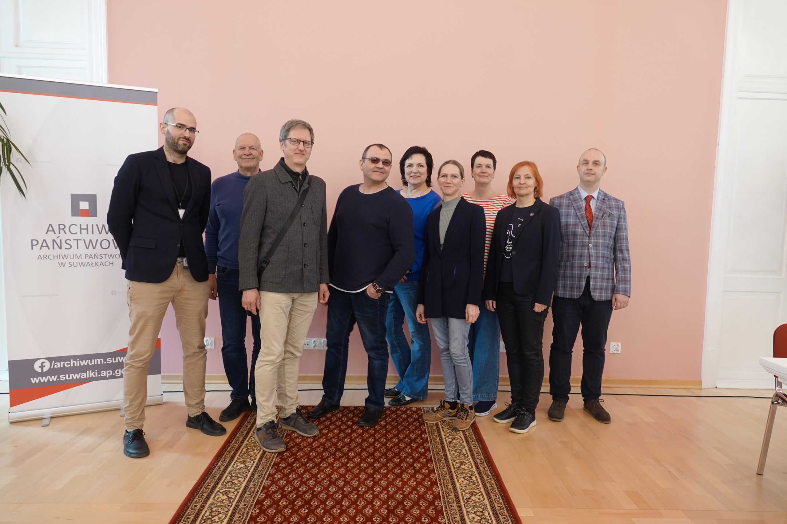 Wspólne zdjęcie delegacji łotewskich archiwistów z pracownikami Archiwum w Suwałkach.