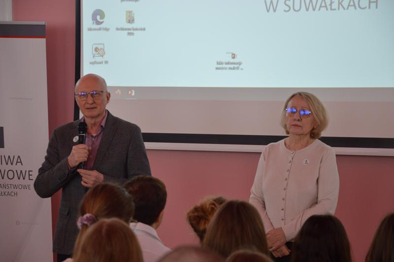 Przemawiający dyrektor i prezes